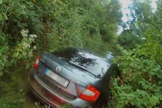 VIDEO: Drama v Hranicích. Řidič se zákazem ujížděl policii, auto poslal do řeky